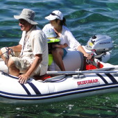 Dziadek Jurek i Staś z mamą - płyną pontonem do portu Piran
