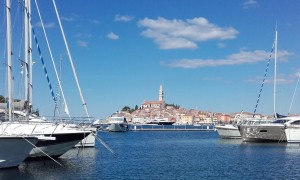 ..z mariny ACI jest przepiękny widok na stare miasto w Rovinj