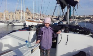 Klara na tle Grand Harbour Mariny (Malta)