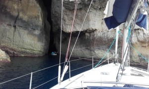 ... obok Azure Window jest dziura w wielkich klifach...