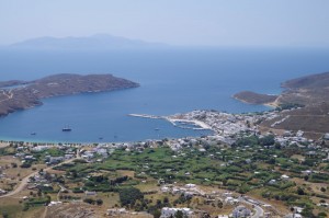 ...widok z góry na zat. w Livadion (Serifos)